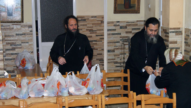 Τρόφιμα σε 450 οικογένειες μοίρασε ο Σεβασμιώτατος