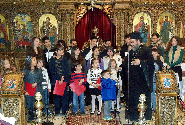 Τα παιδιά του κατηχητικού υποδέχονται τον Ιησού