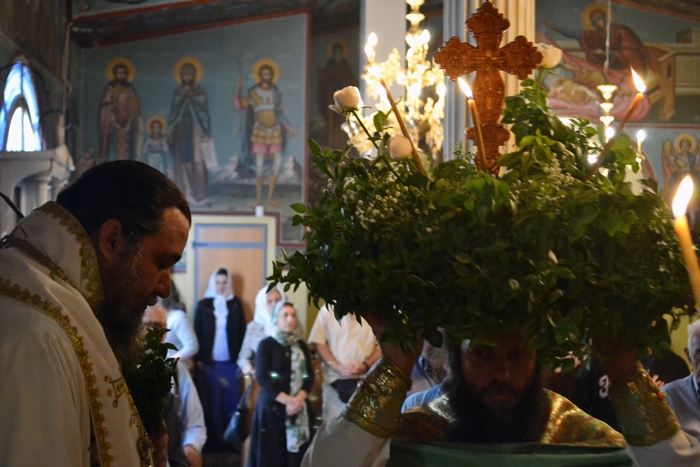Η Ύψωσις του Τιμίου Σταυρού εις τον Καθεδρικό Ι.Ν. Πειραιώς