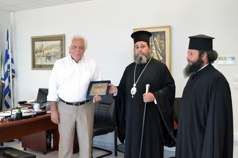 Ο Σεβασμιώτατος στον Δήμαρχο Κορυδαλλού κ. Σ. Κασιμάτη