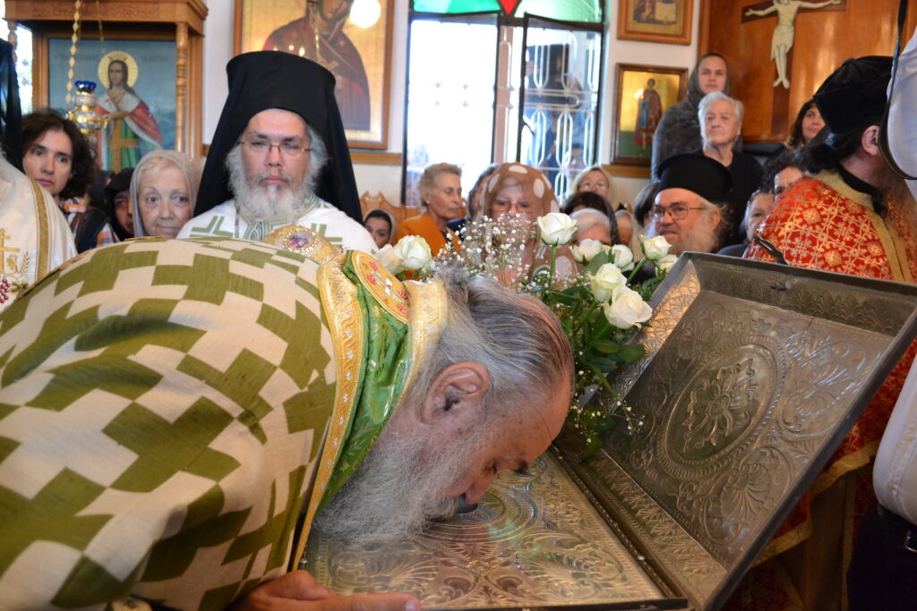 Προσκύνηση της λειψανοθήκης του Οσίου Ιερωνύμου κατά την αγιοκατάταξη