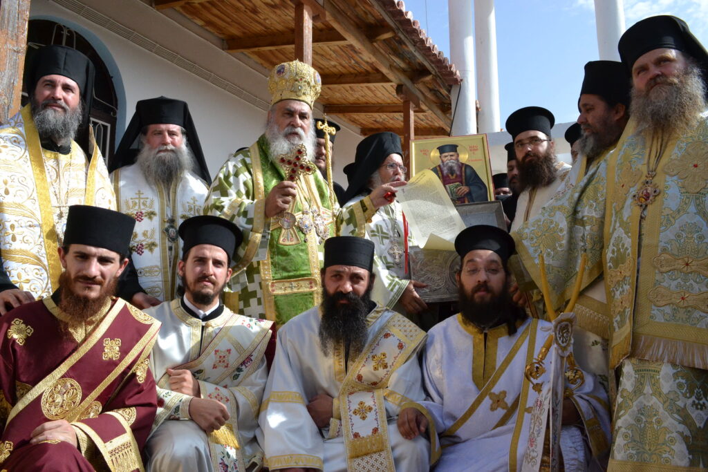 Αναμνηστική φωτογραφία των Αρχιερέων έξω από τον ναό