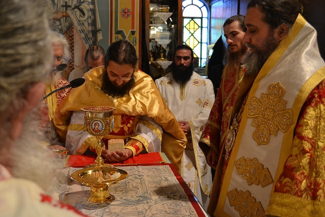 Χειροτονία Ιερέως από τον Σεβασμιώτατο στον Καθεδρικό Ι.Ν Πειραιώς
