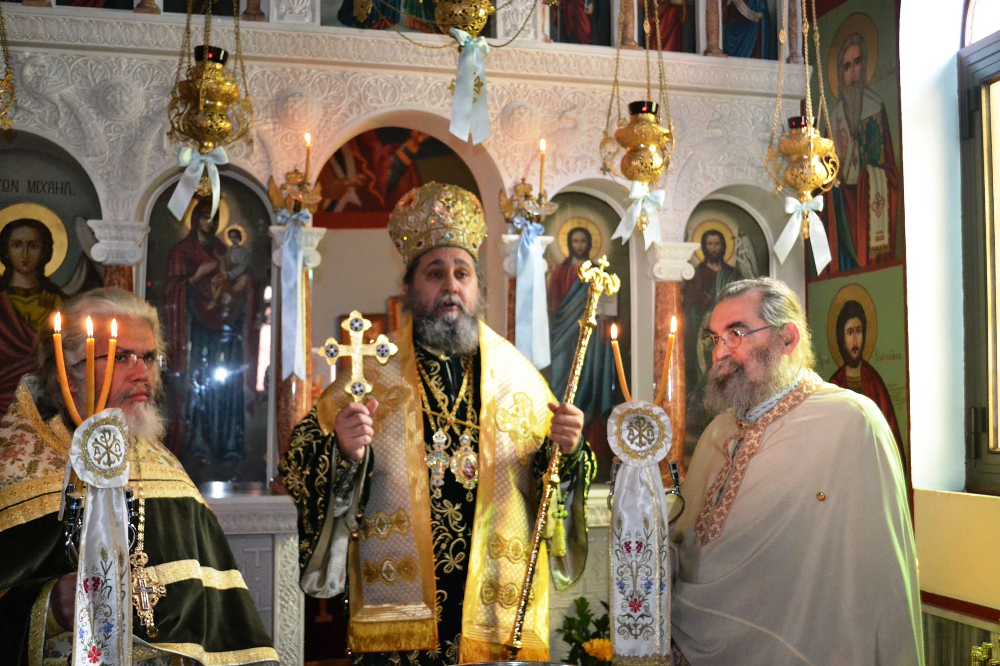 Ο Σεβασμιώτατος στο παρεκκλήσιο της Αγίας Άννας στην Σαλαμίνα
