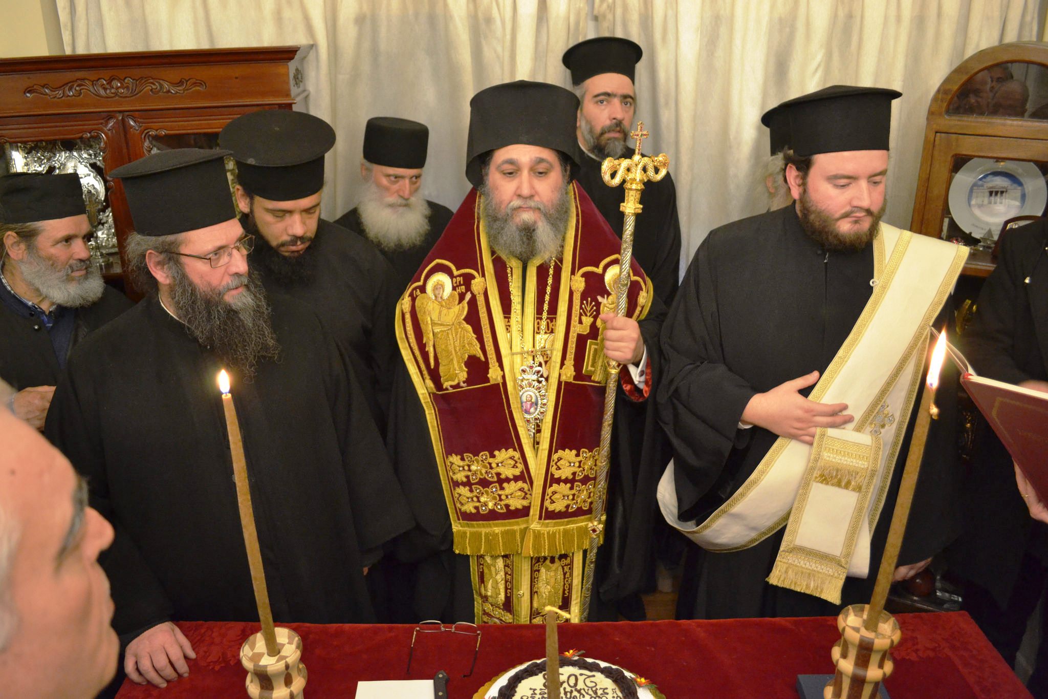 Η κοπή της Αγιοβασιλόπιτας στα γραφεία της Ιεράς Μητροπόλεως.