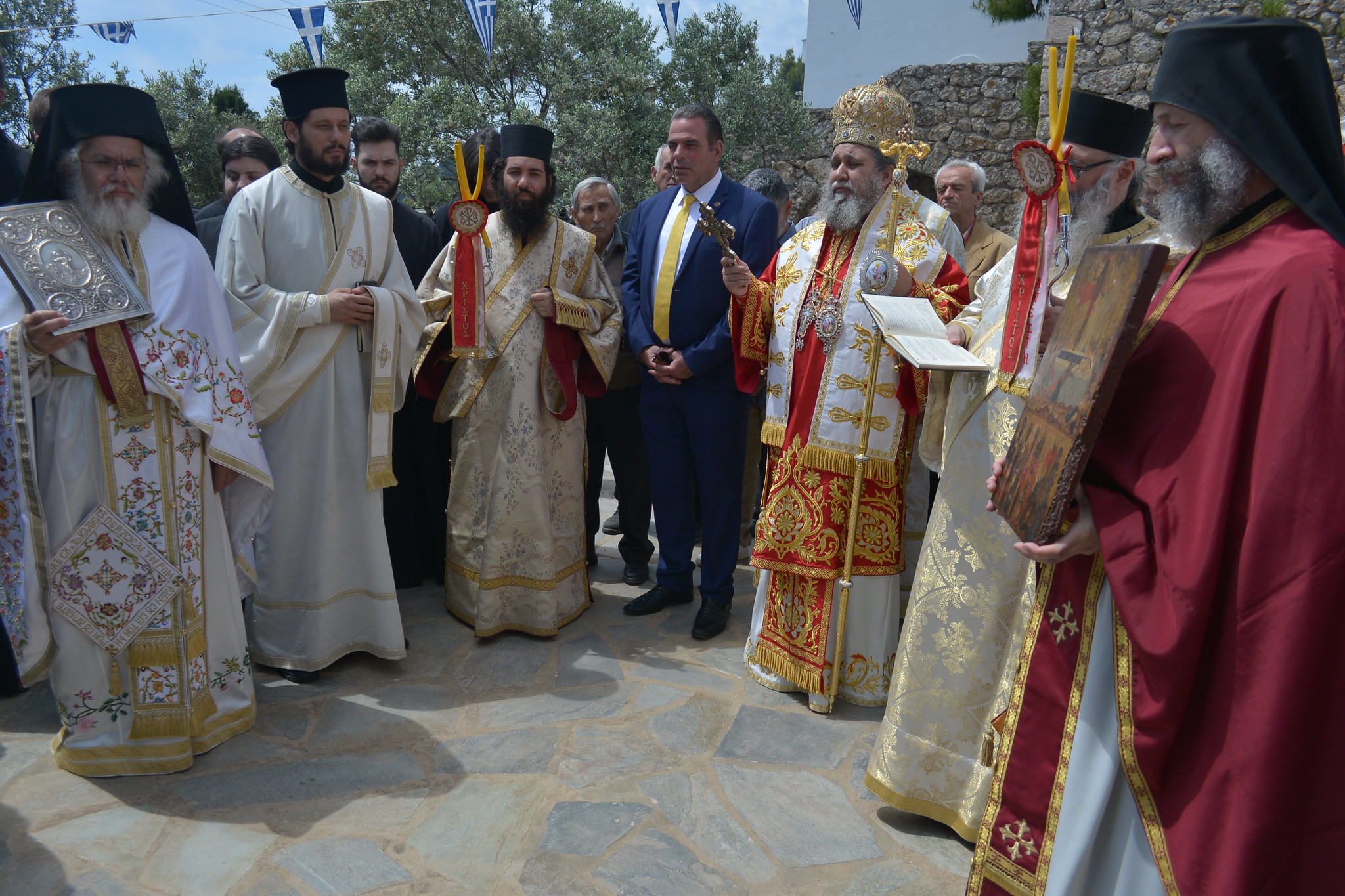 Στην πανηγυρίζουσα Ιερά Μονή των Μυροφόρων.