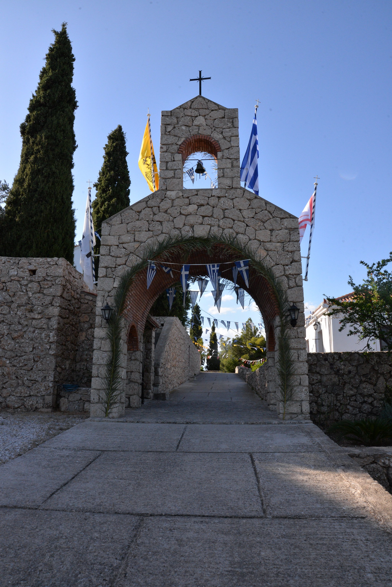 Στην πανηγυρίζουσα Ιερά Μονή των Μυροφόρων